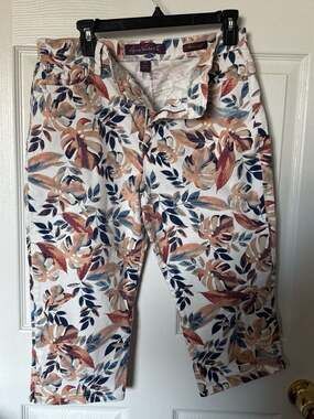 Gloria Vanderbilt Amanda Capri Jean in Stonewood Palm Jungle Leaf Print